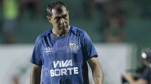 Carille voltou a ser criticado pela torcida do Santos após derrota para o Goiás