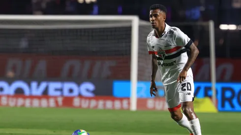 Volante em ação diante do Internacional, pelo Brasileirão