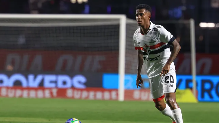 Volante em ação diante do Internacional, pelo Brasileirão