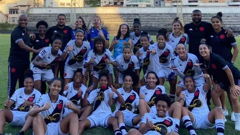 Equipe feminina de base do Vasco Sub-20 reunida em São Januário após treinos para o Brasileirão de 2023