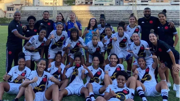 Equipe feminina de base do Vasco Sub-20 reunida em São Januário após treinos para o Brasileirão de 2023