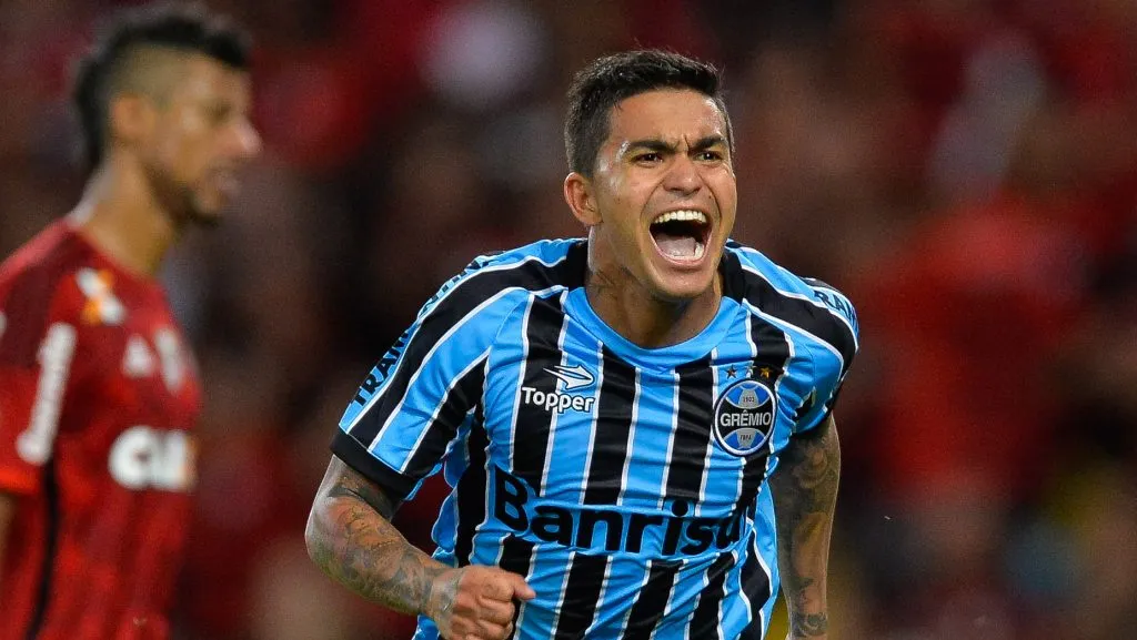 Dudu comemorando gol com camisa do Grêmio - Foto: Pedro Martins/AGIF