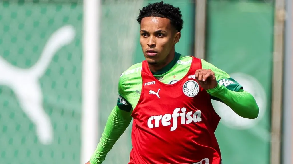 Lázaro em treino no Palmeiras