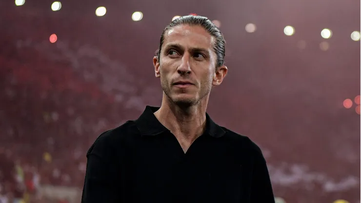 Filipe Luís é informado sobre decisão no Flamengo