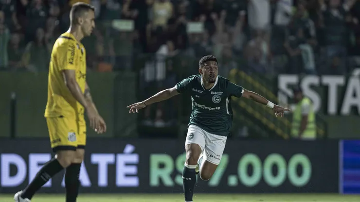 Rildo jogador do Goiás comemora seu gol durante partida contra o Santos no Estádio Serrinha pelo Campeonato Brasileiro B 2024. Foto: Heber Gomes/AGIF