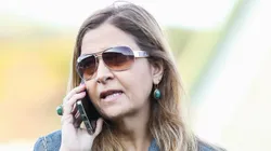 Leila Pereira presidente do Palmeiras fala ao telefone - Foto: Marco Miatelo/AGIF