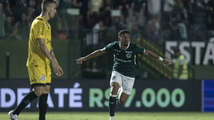 Rildo jogador do Goiás comemora seu gol durante partida contra o Santos no Estádio Serrinha pelo Campeonato Brasileiro B 2024. Foto: Heber Gomes/AGIF