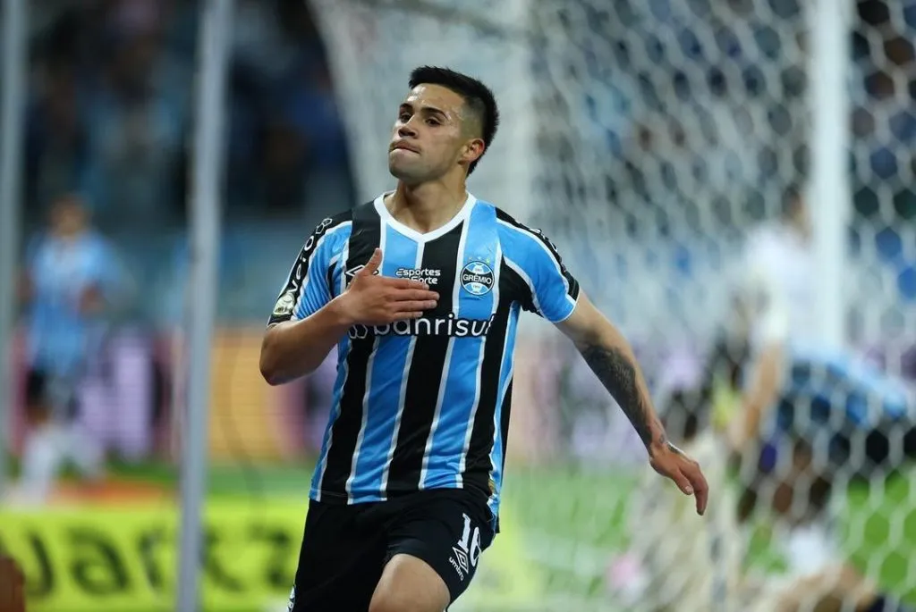 Alexander Aravena celebra seu primeiro gol da rodada contra o Fortaleza. Ele ainda usa a camisa do Grêmio com o patrocínio da Esportes da Sorte, que deve ser removido em breve – Foto: Lucas Uebel/Grêmio FBPA