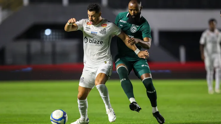 Giuliano jogador do Santos durante partida contra o Goiás na Vila Belmiro pelo Campeonato Brasileiro B 2024. Foto: Reinaldo Campos/AGIF