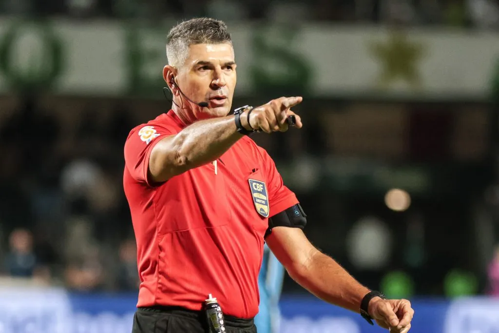 Árbitro Marcelo de Lima Henrique. Foto: Robson Mafra/AGIF
