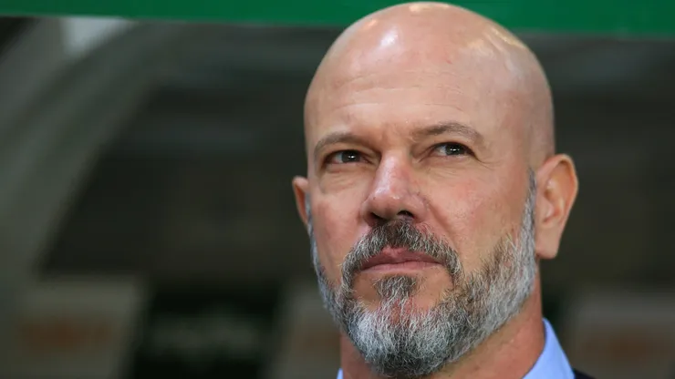 Zago permaneceu pouco tempo no comando do Palmeiras. Palmeiras X Internacional SO Paulo SP 17 05 2017 Palmeiras X Internacional The Coach Antnio Carlos Zago during The Match between Palmeiras and Vasco Hero AT Alliance Parque located in The West Zone of SO Paulo SP in A Game Valid for The eighth Finals of The 2017 Brazil Cup Photo Jales Valquer Fotoarena PUBLICATIONxNOTxINxBRAxCHN JalesxValquer