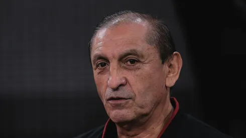 Ramón Díaz conversa com D'Alessandro durante jogo contra o Internacional.