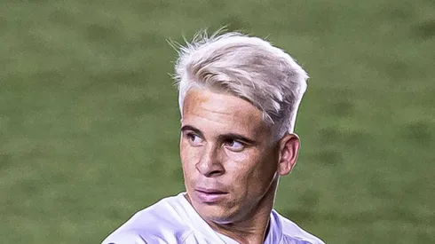 Soteldo durante partida no SFC na Vila Belmiro.