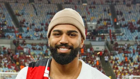 Gabigol recebe placa no Maracanã de Marcos Braz em Landim.