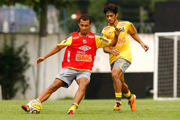 Alan Patrick foi revelado pelo Santos e conquistou o tri da Libertadores, em 2011 – Foto: Ricardo Saibun/Santos FC