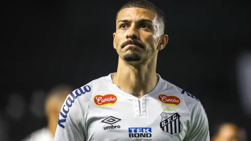 Alison, ex-Santos, viveu situação delicada.