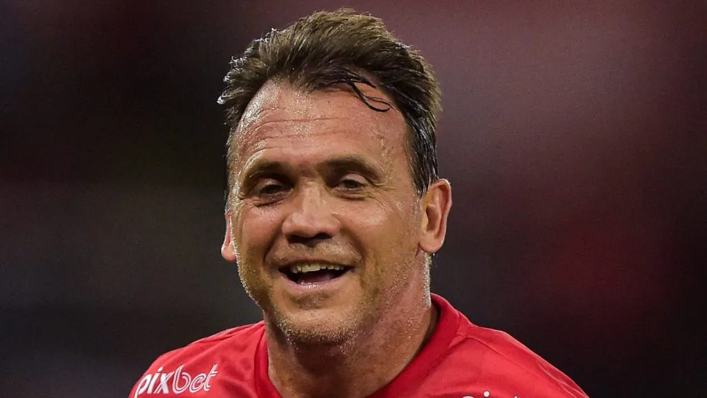 JOGO DAS ESTRELAS – Petkovic jogador do Time do Zico (Vermelho) durante partida contra o Time das Estrelas(Branco) no estadio no estadio do Maracana pela partida beneficente jogo das estrelas