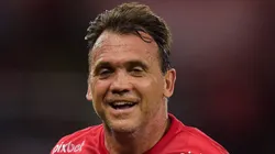 JOGO DAS ESTRELAS - Petkovic jogador do Time do Zico (Vermelho) durante partida contra o Time das Estrelas(Branco) no estadio no estadio do Maracana pela partida beneficente jogo das estrelas