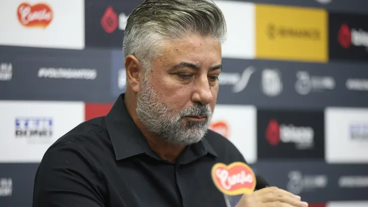Alexandre Gallo, coordenador de futebol do Santos, durante entrevista coletiva realizada no CT Rei Pelé.