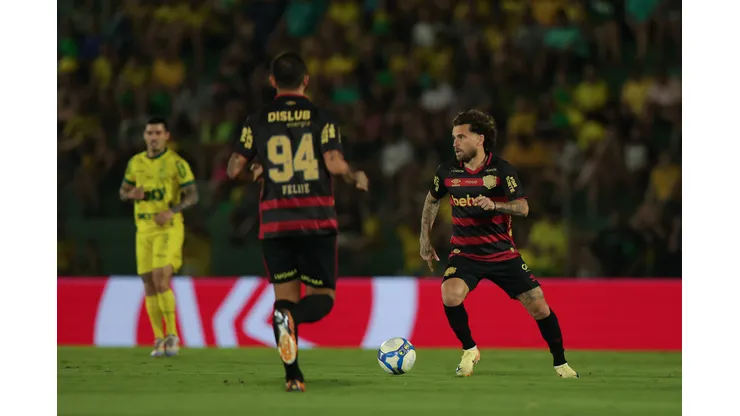 Lucas Lima conduz o meio-campo do Sport na Série B (Foto: Pedro Zacchi/AGIF)