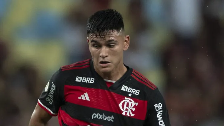 Carlos Alcaraz, meio-campista argentino do Flamengo, quer ser titular - Foto: Jorge Rodrigues/AGIF