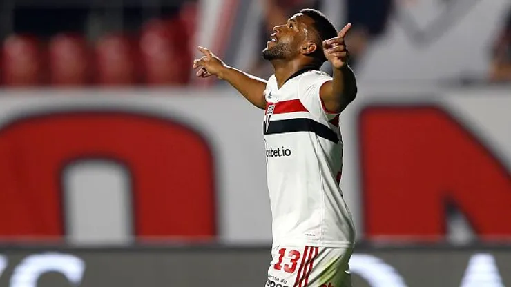Luan Santos, de São Paulo comemora após marcar o primeiro gol de sua equipe durante a partida da primeira rodada da Copa Libertadores 2021 contra o Palmeiras, no Morumbi