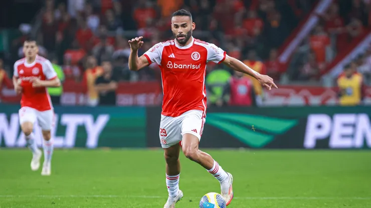 Thiago Maia em ação pelo Internacional - Foto: Maxi Franzoi/AGIF