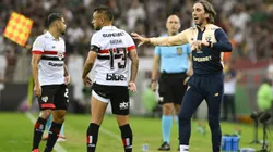 Luis Zubeldia, treinador do São Paulo, orienta jogadores durante o jogo contra o Cuiabá pelo Campeonato Brasileiro, na Arena Pantanal
