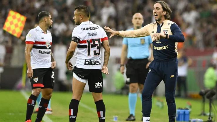Luis Zubeldia, treinador do São Paulo, orienta jogadores durante o jogo contra o Cuiabá pelo Campeonato Brasileiro, na Arena Pantanal