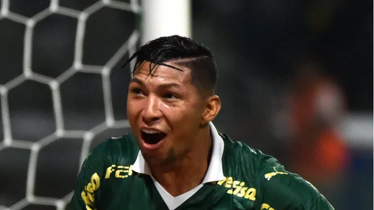 Rony comemorando gol pelo Alviverde.