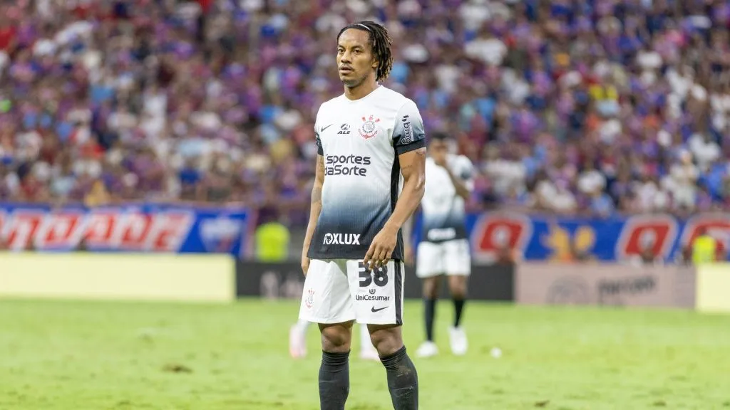 Carrilo já foi titular em duas partidas pelo Corinthians