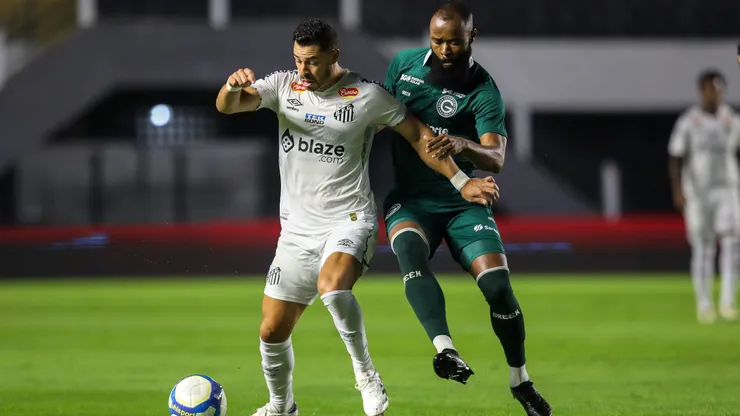 Giuliano jogador do Santos durante partida contra o Goiás no Estádio Vila Belmiro pelo Campeonato Brasileiro B 2024. Foto: Reinaldo Campos/AGIF