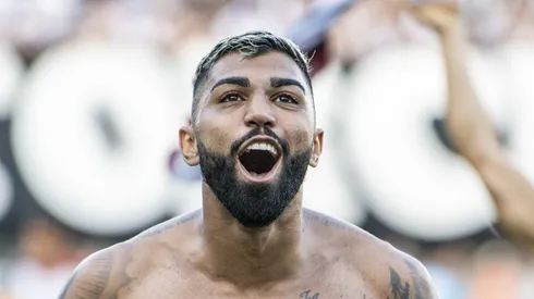 Gabigol comemorando pelo Fla na Vila Belmiro.