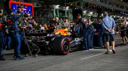 Equipe da Red Bull ajustando carro de Verstappen no GP de Singapura