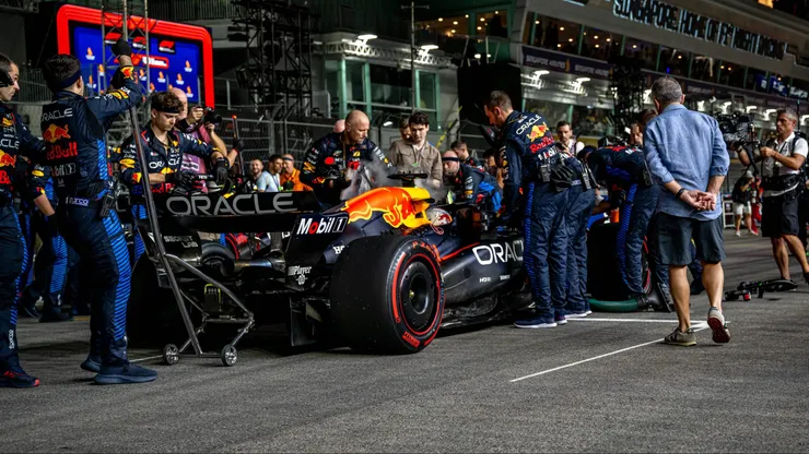 Equipe da Red Bull ajustando carro de Verstappen no GP de Singapura