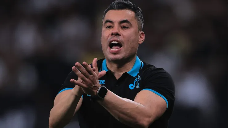 Jair Ventura durante partida contra o Corinthians, na Neo Química Arena, pelo Campeonato Brasileiro.