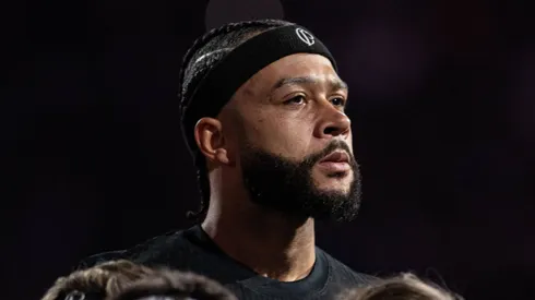 Memphis Depay antes da partida entre Corinthians e Internacional, pelo Campeonato Brasileiro, na Neo Química Arena.