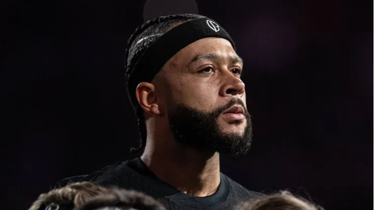 Memphis Depay antes da partida entre Corinthians e Internacional, pelo Campeonato Brasileiro, na Neo Química Arena.