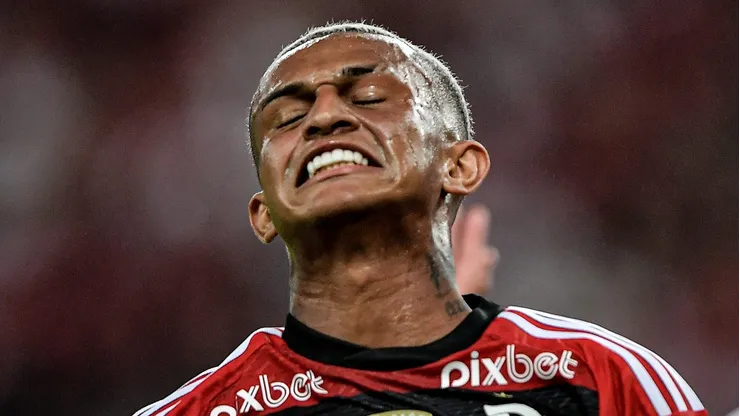 Wesley lamentando durante partida entre Flamengo e Olimpia-PAR, pela Libertadores de 2023, no Maracanã.