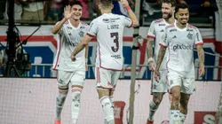 Alcaraz jogador do Flamengo comemora seu gol com jogadores do seu time. Foto: Jhony Pinho/AGIF