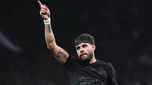 Centroavante durante comemoração do 1° gol