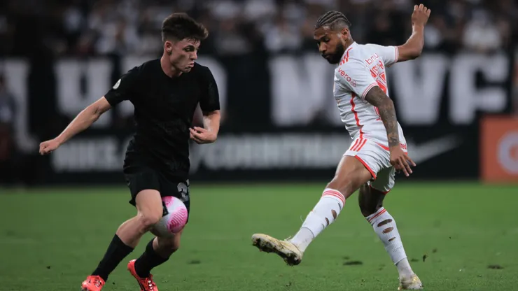 Breno Bidon jogador do Corinthians disputa lance com Wesley jogador do Internacional durante partida na Neo Química Arena Corinthians pelo Campeonato Brasileiro A 2024. Foto: Ettore Chiereguini/AGIF