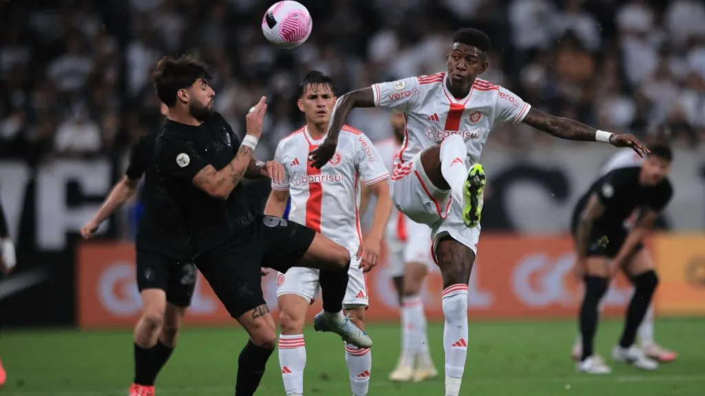 Yuri Alberto jogador do Corinthians disputa lance com Vitão jogador do Internacional durante partida na Neo Química Arena pelo Campeonato Brasileiro A 2024. Foto: Ettore Chiereguini/AGIF