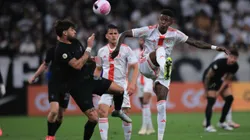 Yuri Alberto jogador do Corinthians disputa lance com Vitão jogador do Internacional durante partida na Neo Química Arena pelo Campeonato Brasileiro A 2024. Foto: Ettore Chiereguini/AGIF
