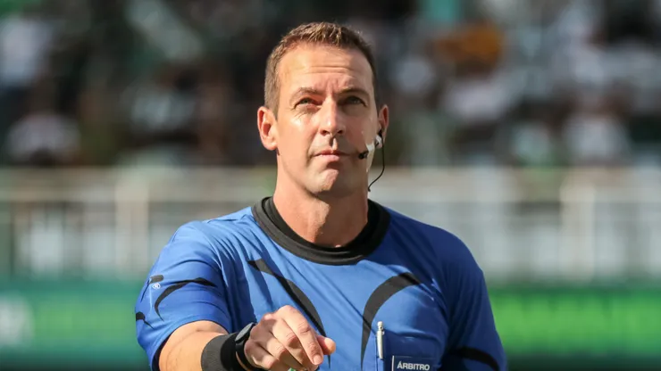 Árbitro Lucas Paulo Torezin. Foto: Robson Mafra/AGIF