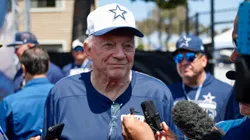 Jerry Jones e os Dallas Cowboys tomaram a decisão final sobre a negociação milionária por Davante Adams. FOTO: Brandon Sloter