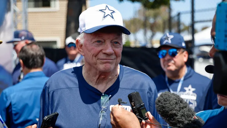 Jerry Jones e os Dallas Cowboys tomaram a decisão final sobre a negociação milionária por Davante Adams. FOTO: Brandon Sloter