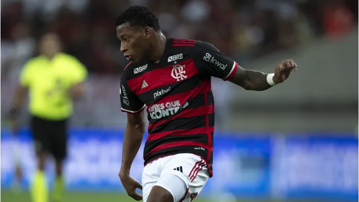Gonzalo Plata, atacante do Flamengo, perde espaço com Filipe Luís - Foto: Jorge Rodrigues/AGIF