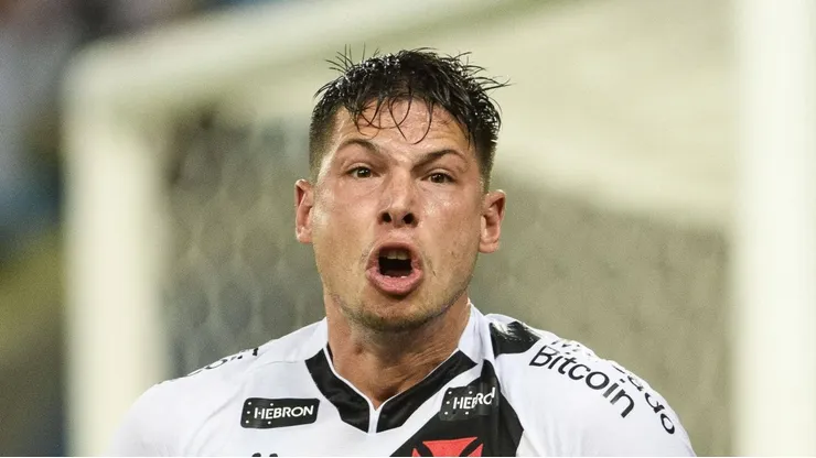 Capasso comemorando gol ainda nos tempos de Vasco.