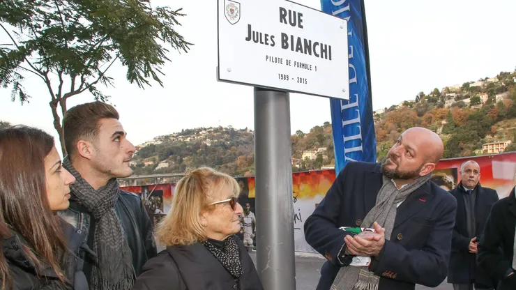Família de Jules Bianchi em rua que leva o seu nome na cidade de Nice, França